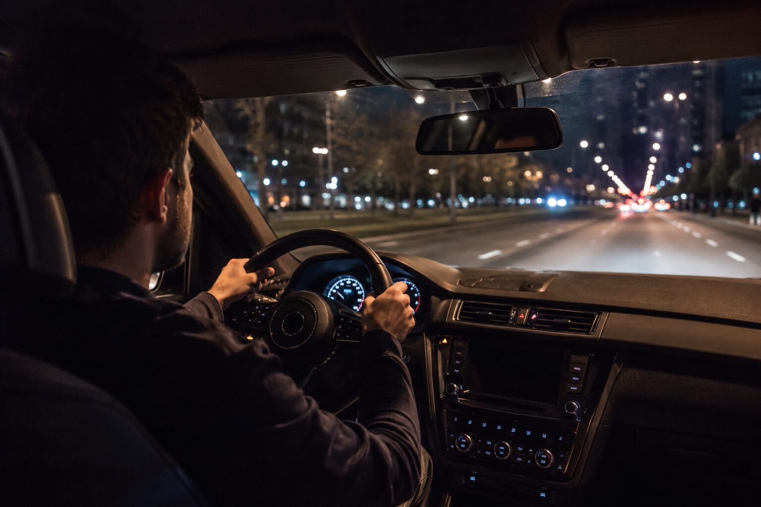 Безпечне водіння автомобіля вночі з увімкненим ближнім світлом фар